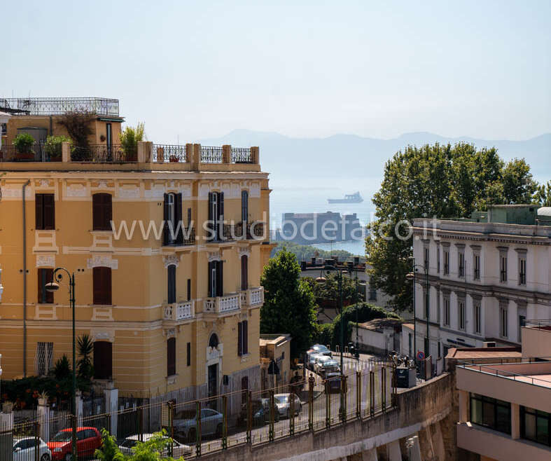 Via Tasso ampio appartamento da ristrutturare con balconata panoramica