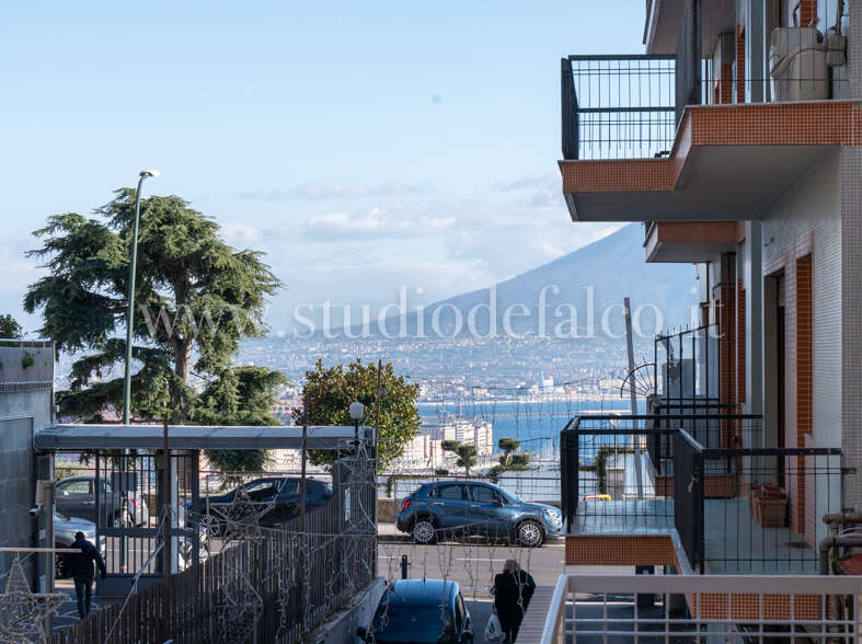 Posillipo via Orazio appartamento ristrutturato primo piano